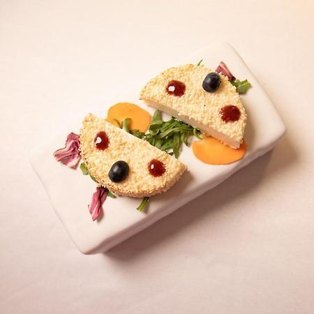 Hotel Villa Pascucci Durrës Exterior foto A decorated cheese and fruit platter
