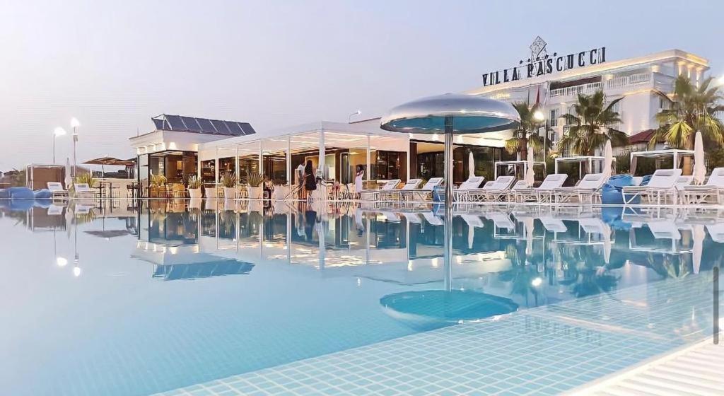Hotel Villa Pascucci Durrës Exterior foto The resort's pool