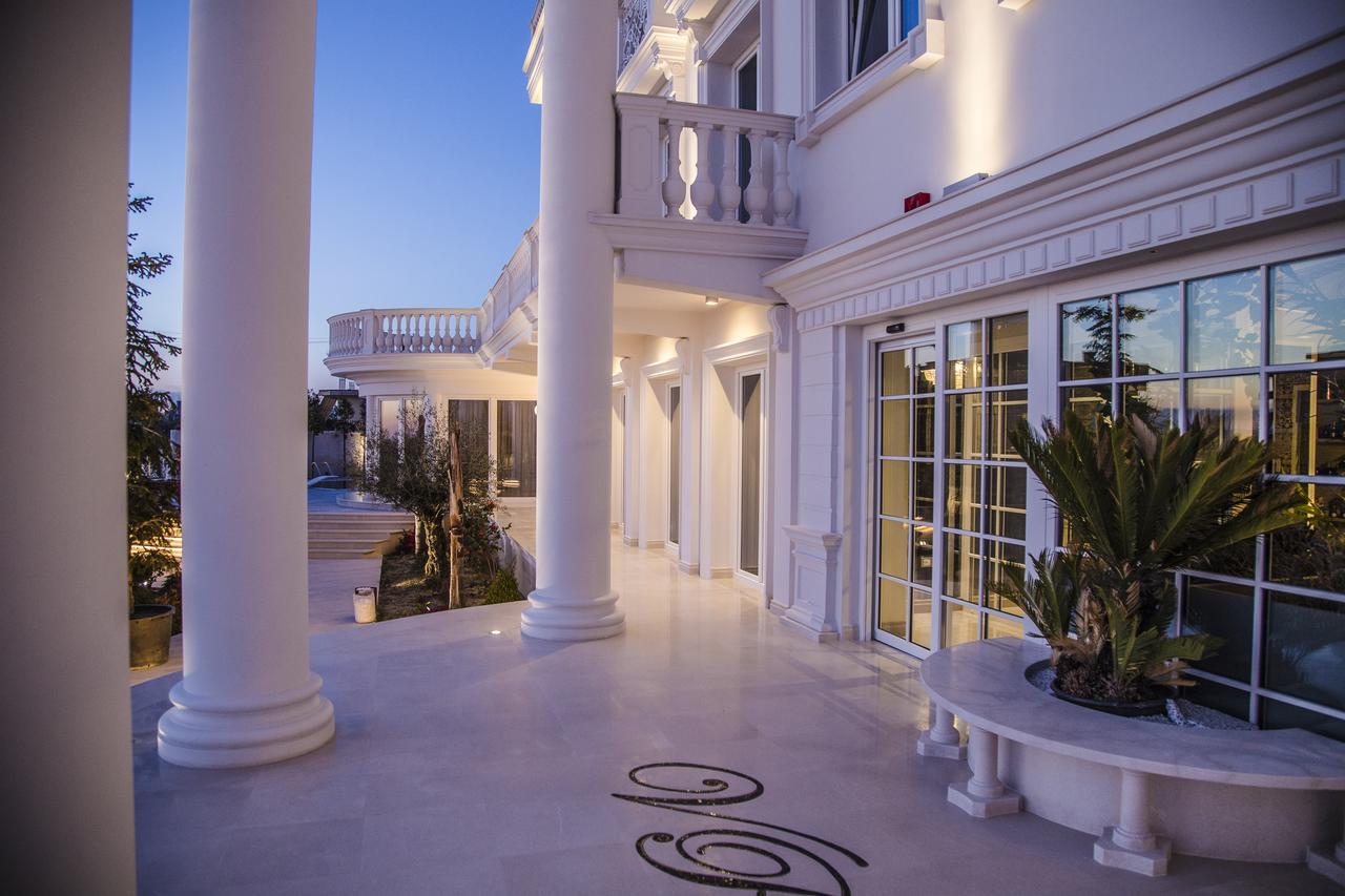 Hotel Villa Pascucci Durrës Exterior foto The entrance of the hotel
