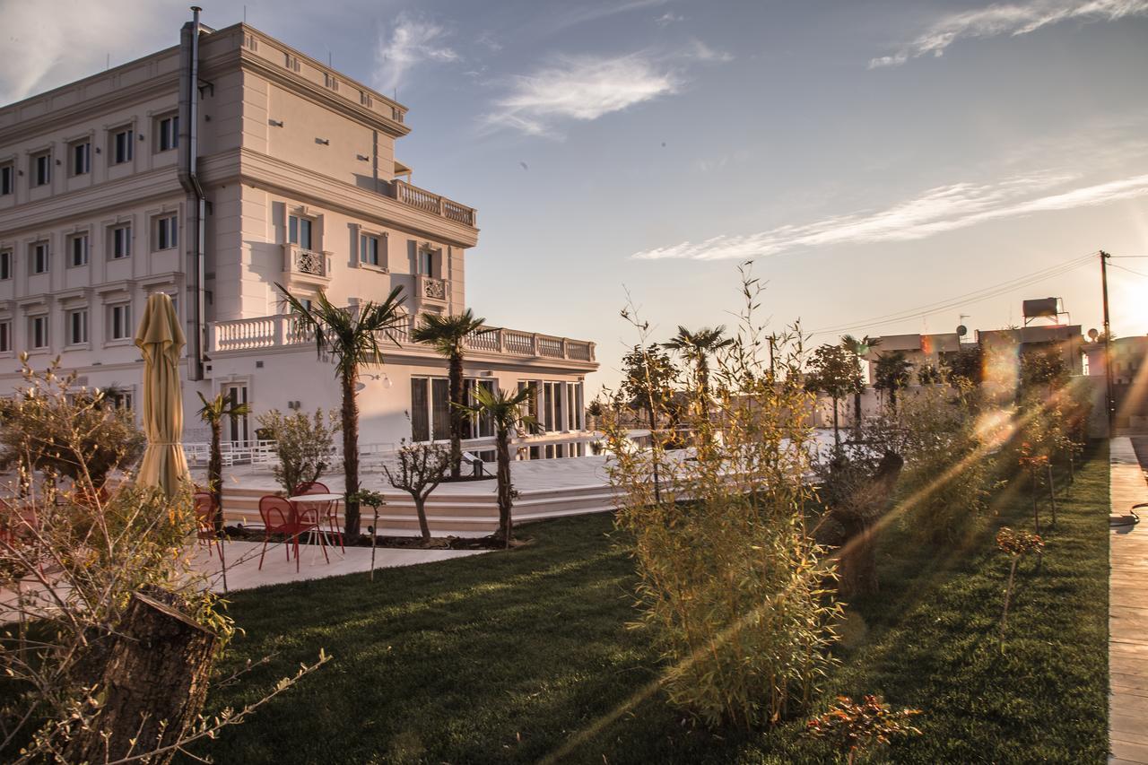 Hotel Villa Pascucci Durrës Exterior foto The hotel's garden