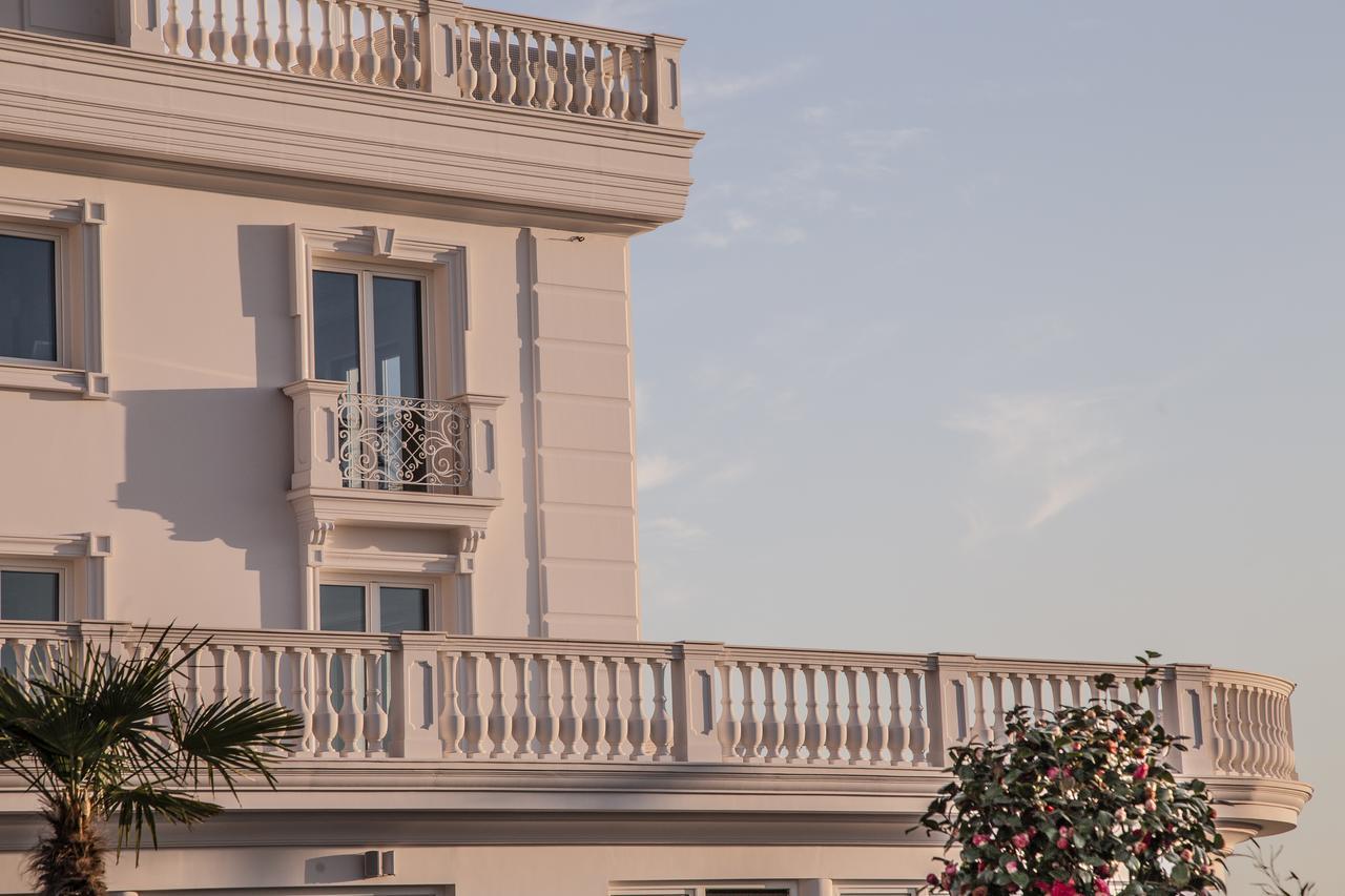 Hotel Villa Pascucci Durrës Exterior foto The hotel's facade