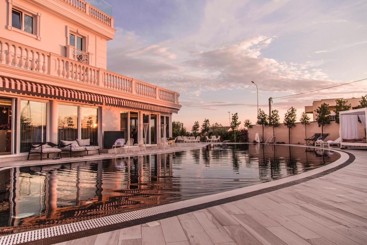 Hotel Villa Pascucci Durrës Exterior foto The pool at the hotel