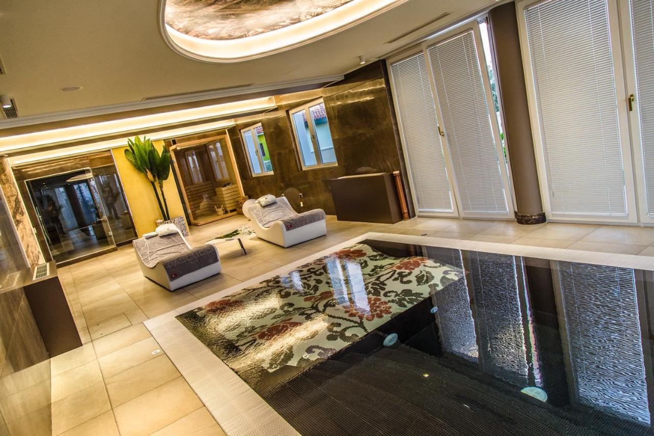 Hotel Villa Pascucci Durrës Exterior foto The lobby of the hotel