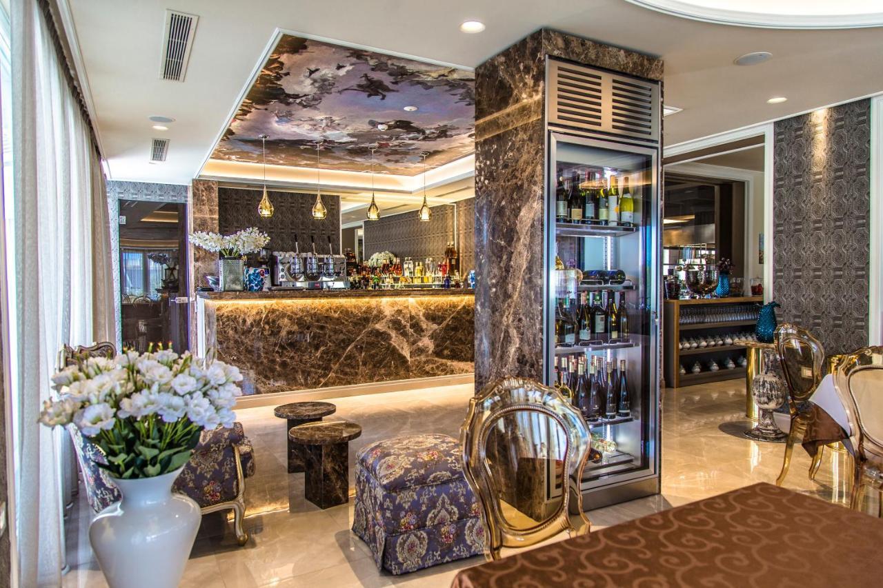 Hotel Villa Pascucci Durrës Exterior foto The bar at the hotel